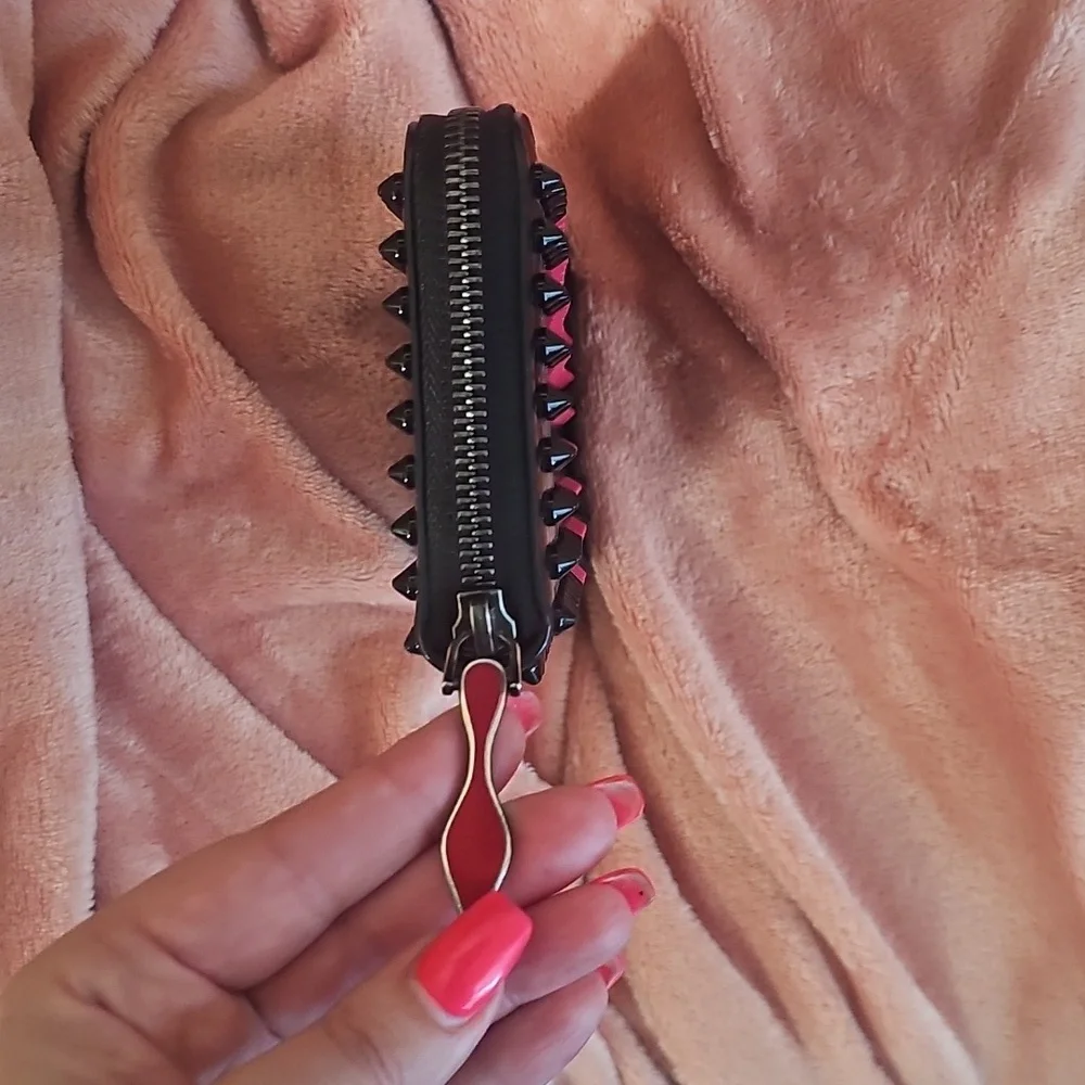 Christian Louboutin. Heart Loubiposh Valentines Black. - Picture 3 of 8